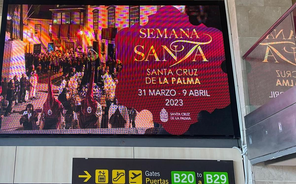 Cartel de la Semana Santa de Santa Cruz de La Palma en el Aeropuerto Tenerife Norte.