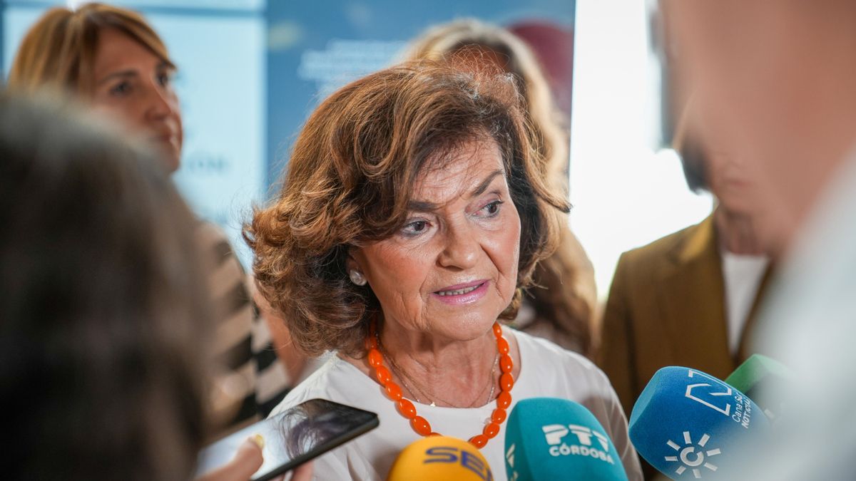 Carmen Calvo, Ana López y las participantes del encuentro-coloquio ‘Políticas feministas, pedagogía sistémica y erradicación de las violencias de género’, antes de su inauguración
