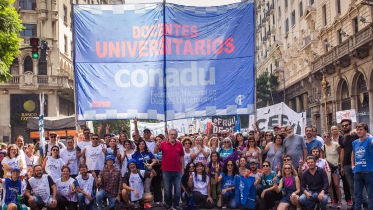 Los gremios docentes denuncian que los salarios universitarios son los más bajos desde la vuelta de la democracia