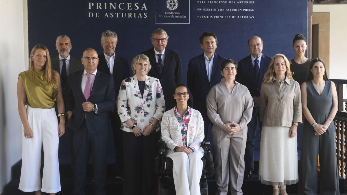 Foto de familia del jurado del Premio Princesa de Asturias de los Deportes 2026, reunido en el hotel de la Reconquista de Oviedo/Uviéu.