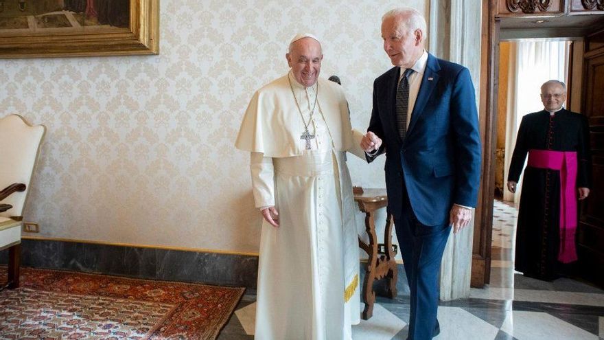 El papa bendice a Biden como "buen católico" y hablan de clima y migración