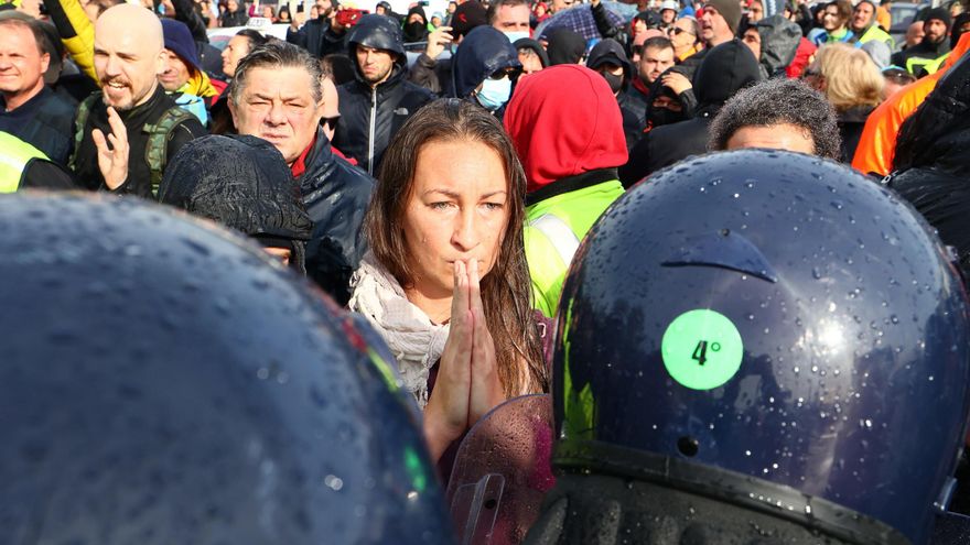 Protesta de antivacunas en Trieste, Italia, el pasado mes de octubre. EFE/EPA/PAOLO GIOVANNINI