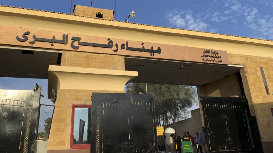 Paso fronterizo de Rafah, que conecta el norte del Sinaí egipcio con la Franja de Gaza. Hasta 39 camiones cargados de medicina, alimentos y mantas cruzaron este martes el paso fronterizo egipcio de Rafah hacia la Franja de Gaza, tras pasar una inspección israelí, según fuentes de la Media Luna Roja egipcia y testigos. EFE/Rosa Soto