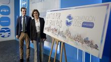 María Dolores de Cospedal y Pablo Casado, portavoz de campaña del PP, en la presentación del lema de la convención.