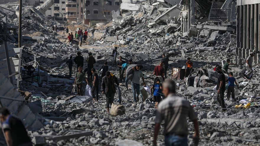 Palestinos caminan por una calle entre los escombros de los edificios destruidos durante un alto el fuego entre Israel y Hamás, en el marco de la primera fase del plan de paz para Gaza, en la Ciudad de Gaza.