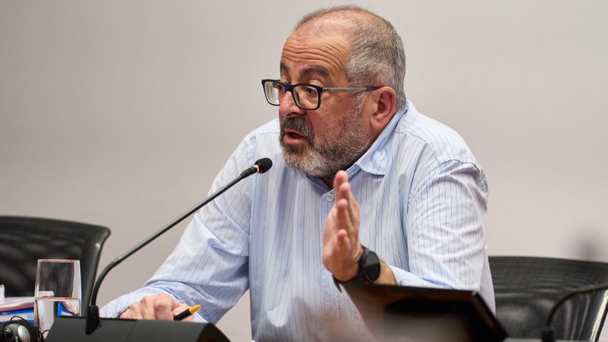 El secretario de la mesa de contratación de la obra de Belate, Lorenzo Serena, durante su comparecencia en la comisión de investigación del Parlamento de Navarra.