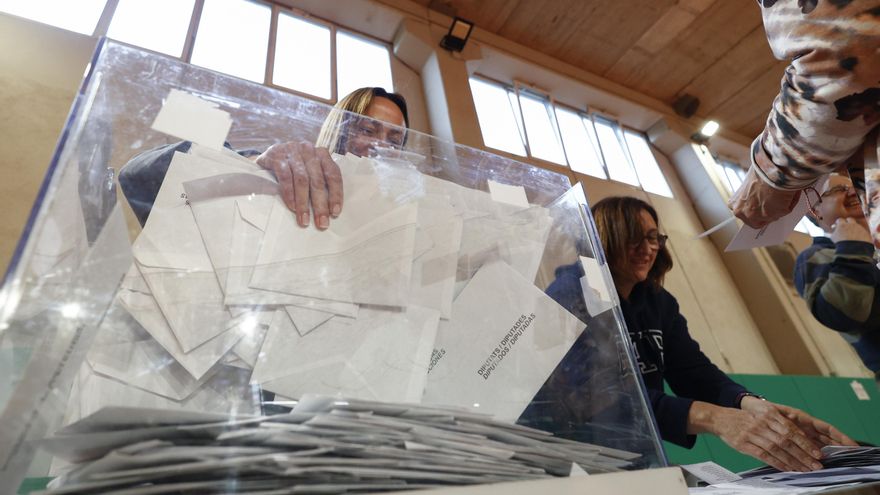 Recuento de votos en una mesa electoral el 12 de mayo. EFE/ Quique García