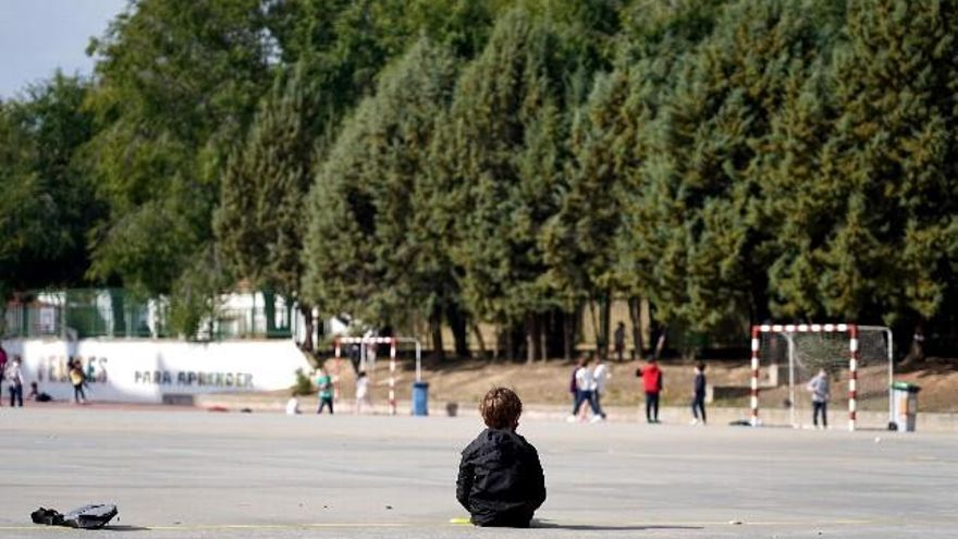 Escolares en el patio del colegio Teresa Íñigo de Toro guardan la distancia de seguridad durante la hora del almuerzo. / Miriam Chacón / ICAL