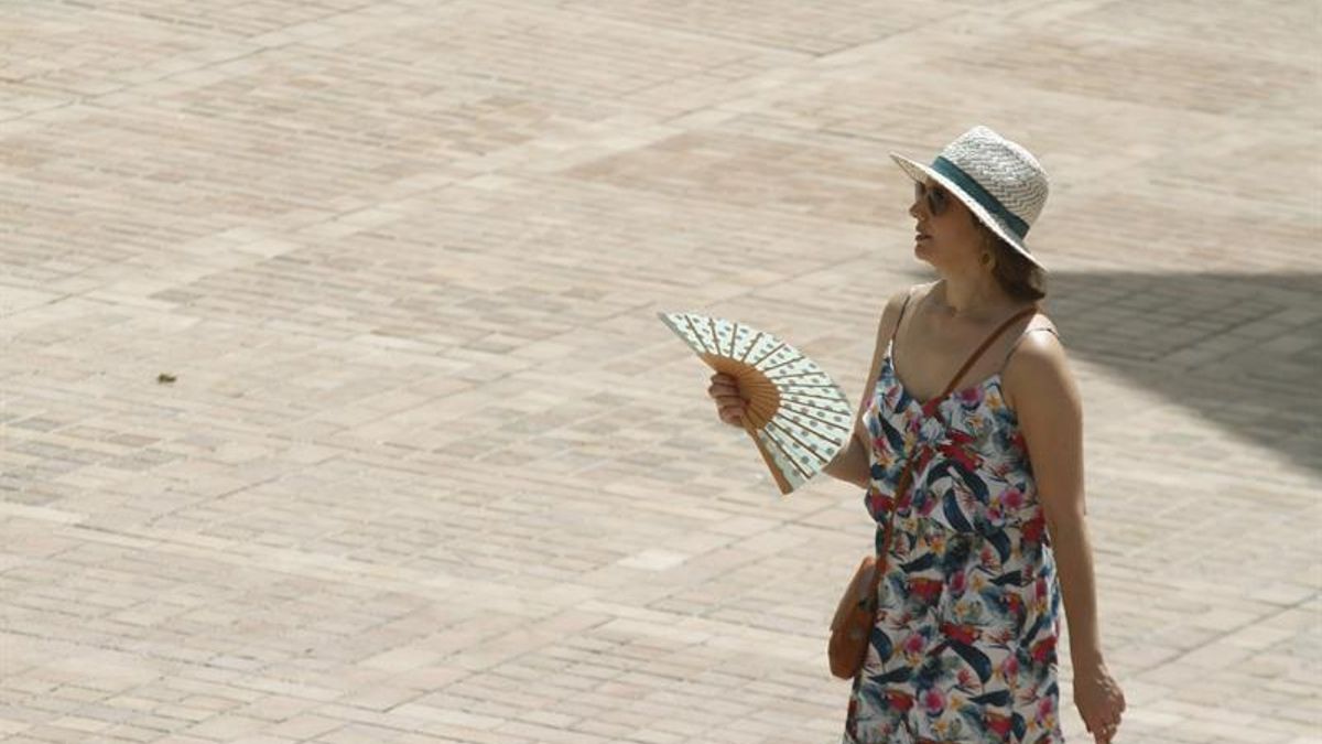 Imagen de archivo de persona con abanico por el calor.