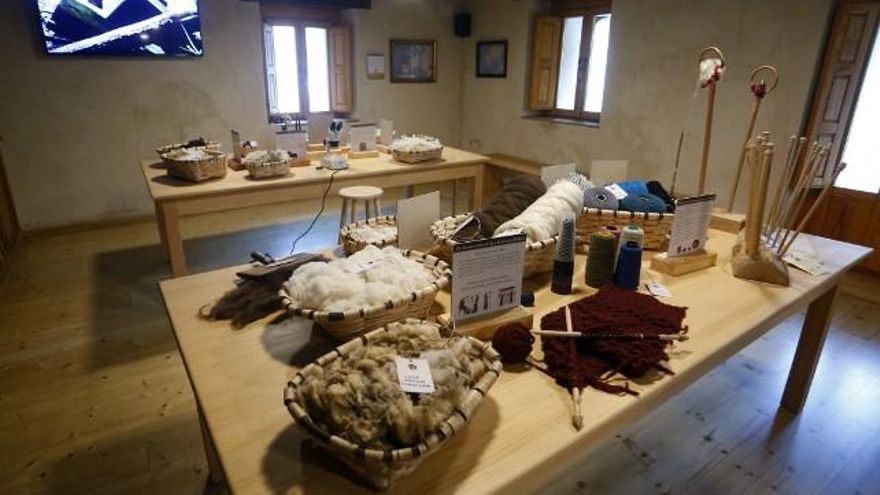 Carlos S. Campillo / ICAL El consejero de Fomento y Medio Ambiente, Juan Carlos Suárez-Quiñones, inaugura en Salamón el 'Ecomuseo de la lana merina trashumante'.