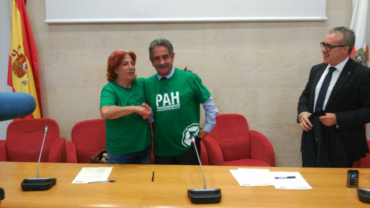 Revilla y la presidenta de la PAH de Cantabria | RUBÉN ALONSO/ARCHIVO