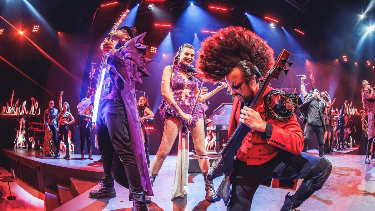 Más de 40 artistas dan vida a una espectacular producción que reinterpreta algunos de los grandes himnos de la historia de la música
