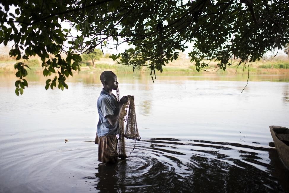 Jordy, 16 años, pescador en el río Ouaka. Abandonó la escuela en quinto grado, cuando su padre fue abatido por los hombres armados de la UPC en 2014. Se gana la vida de la pesca.