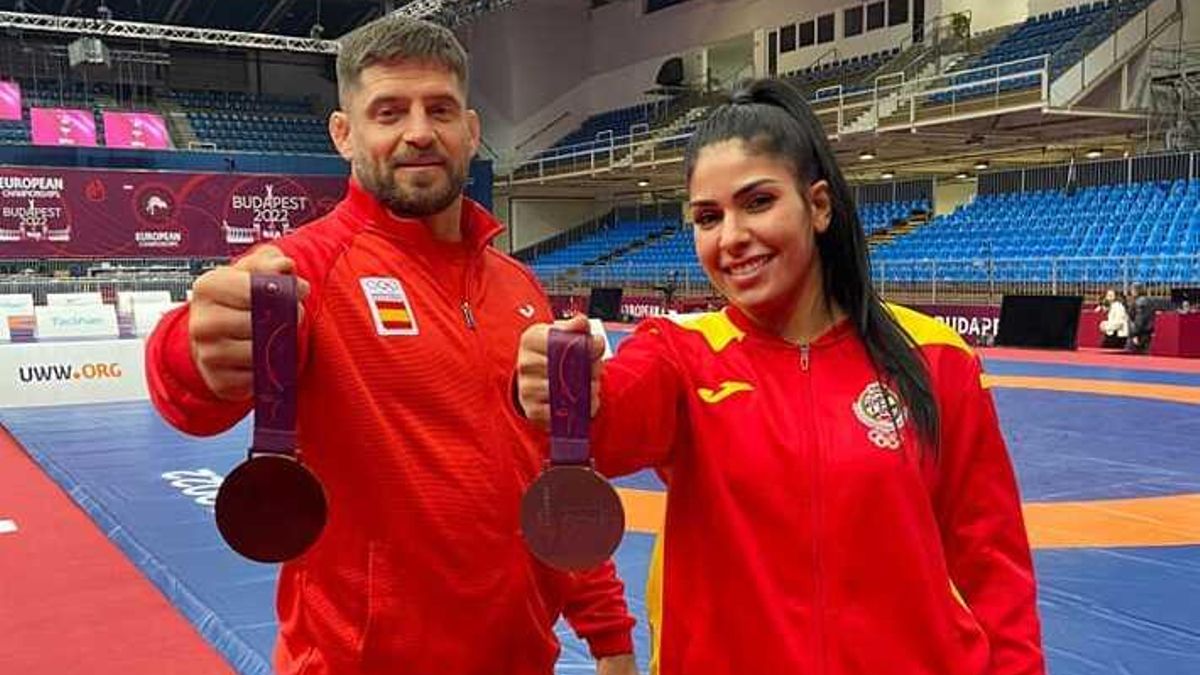 Meryxell y Pedro luciendo sus medallas.