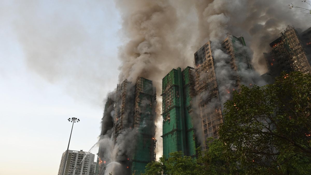 Al menos 13 muertos en un espectacular incendio de varios rascacielos de viviendas en Hong Kong