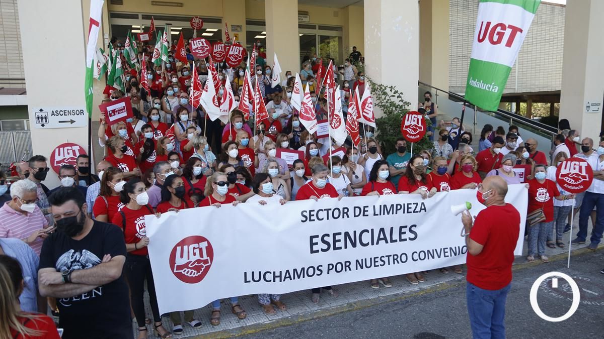 Una protesta en el Hospital Provincial inicia la huelga de la limpieza por un convenio con el salario mínimo