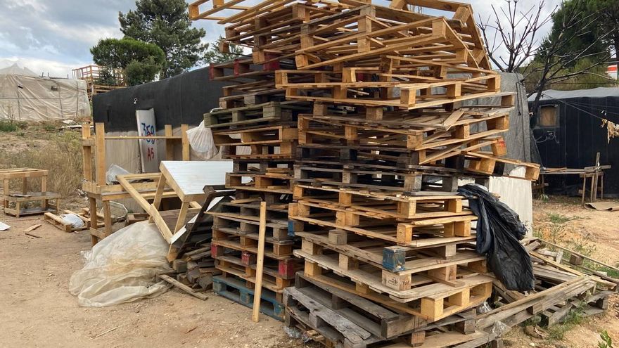 Palés que las empresas de frutos rojos venden a euro y medio, con los que los trabajadores del asentamiento levantan sus chabolas