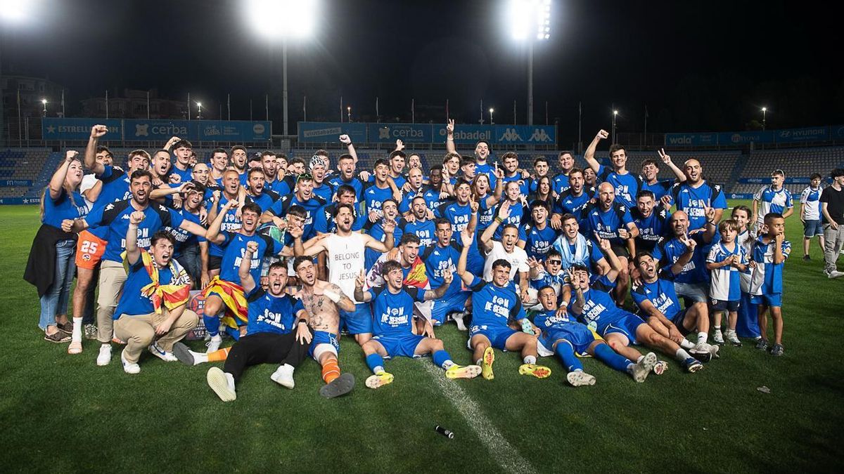 La plantilla del Sabadell, celebrando el ascenso a Segunda