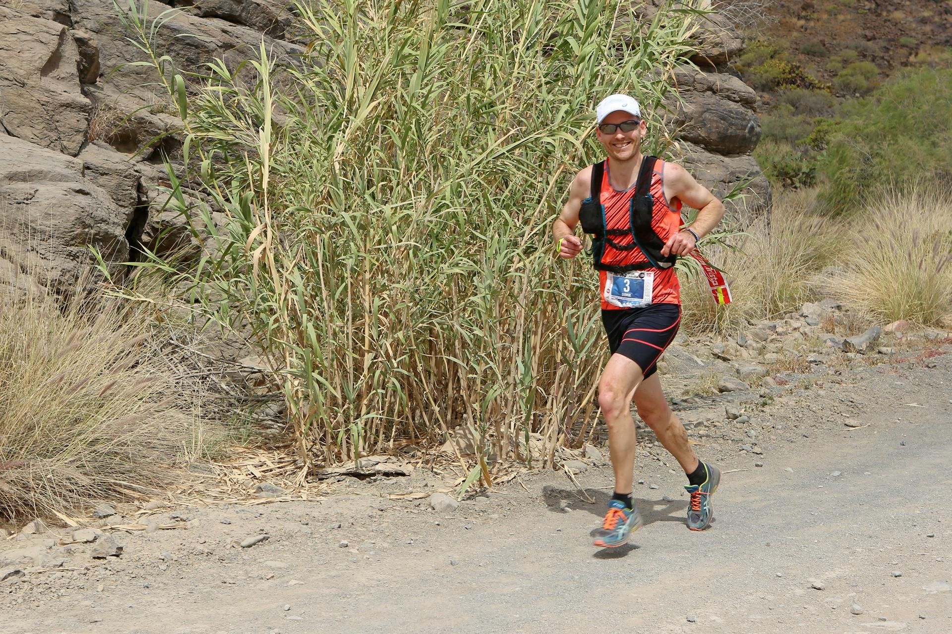 Un participante de la Transgrancanaria 2016 en el tramo del Barranco de Fataga. (Alejandro Ramos).