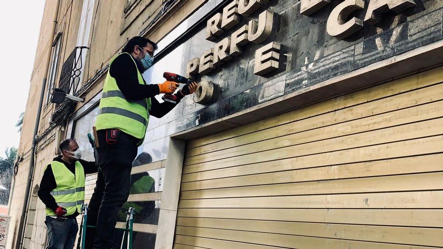 A la caza de letreros míticos: "Conservamos la historia de los negocios más icónicos antes de que los demuelan"