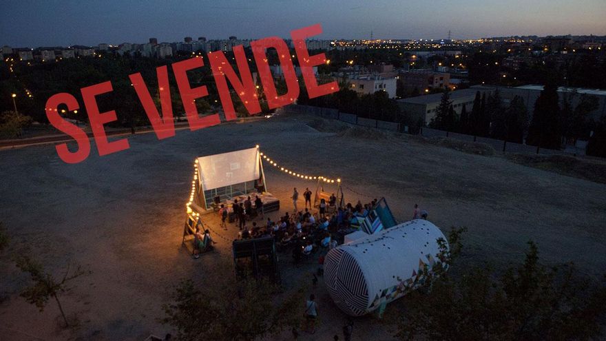 Cartel realizado por la asociación de vecinos de Zofío para denunciar el cambio de gestión.