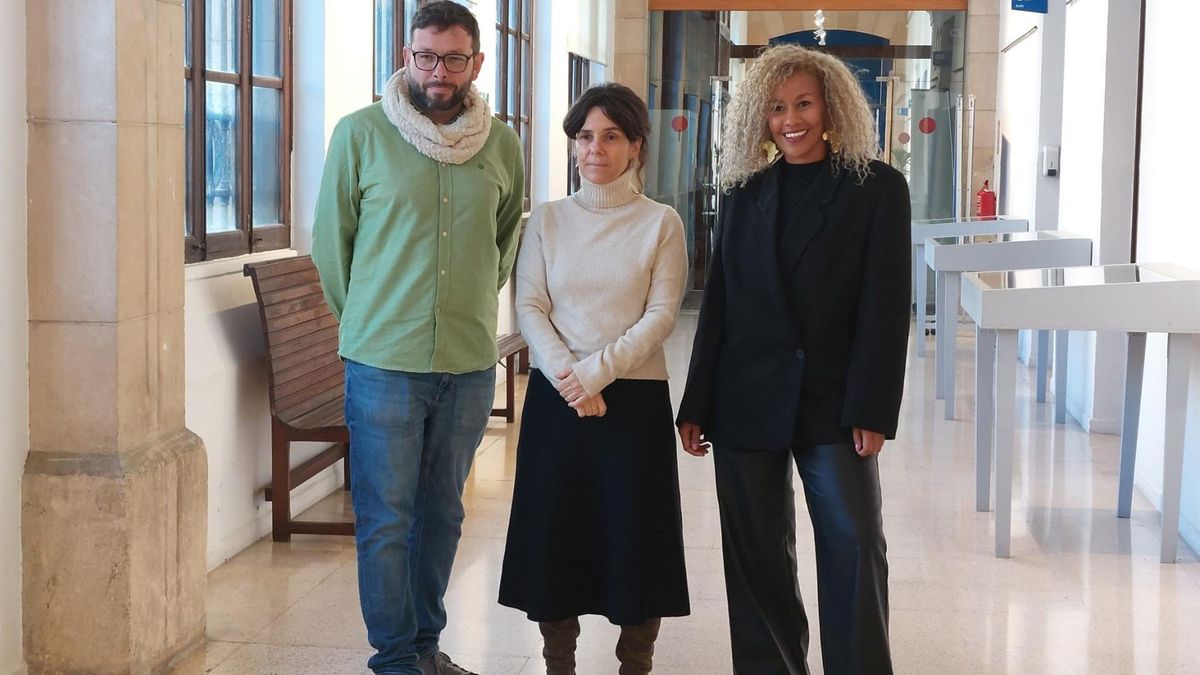 El periodista Txema Santana Suárez, la profesora titular de la UIB Margalida Capellà, y la abogada Louelia Mint El Mamy.