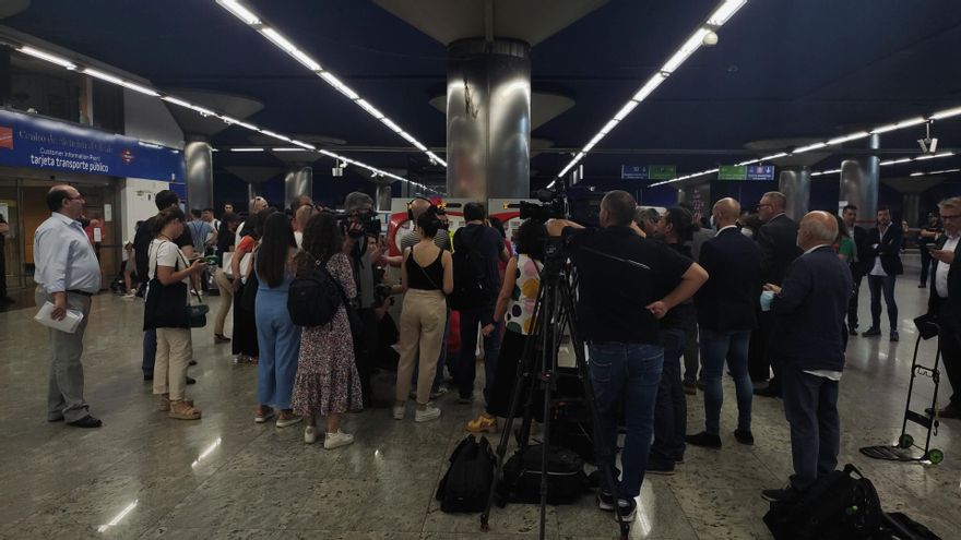 Periodistas de distintos medios rodean a la ministra de Transportes, Movilidad y Agenda Urbana, Raquel Sánchez.