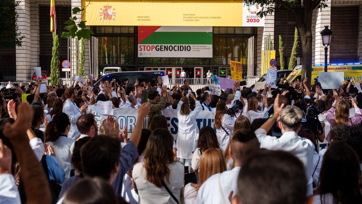 Médicos y médicas en huelga, concentrados frente al Ministerio de Sanidad.