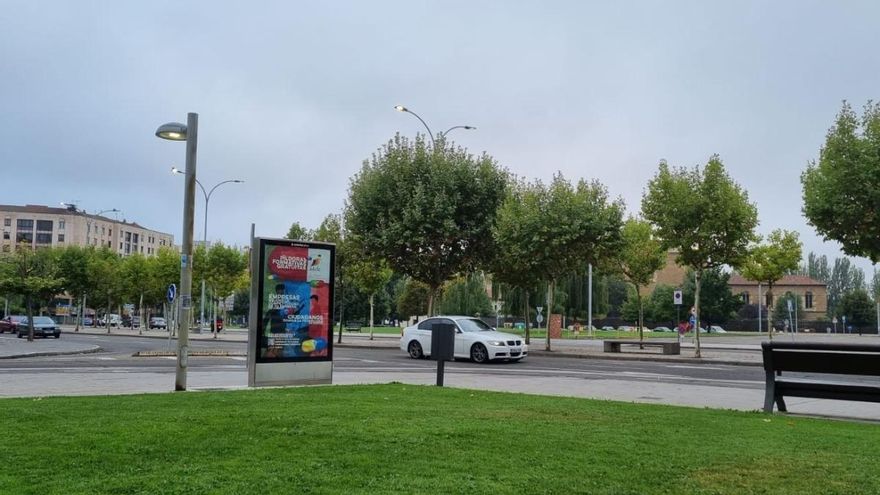 Detalle de una farola encendida en pleno día esta mañana en León capital.