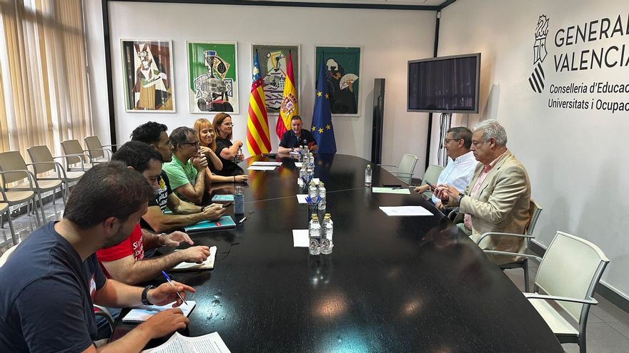 La comunidad educativa valenciana critica que la conselleria no haga "ningún intento" de buscar soluciones al conflicto