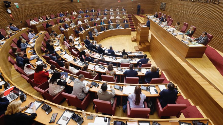 El 'president' Carlos Mazón interviene en el pleno de Les Corts