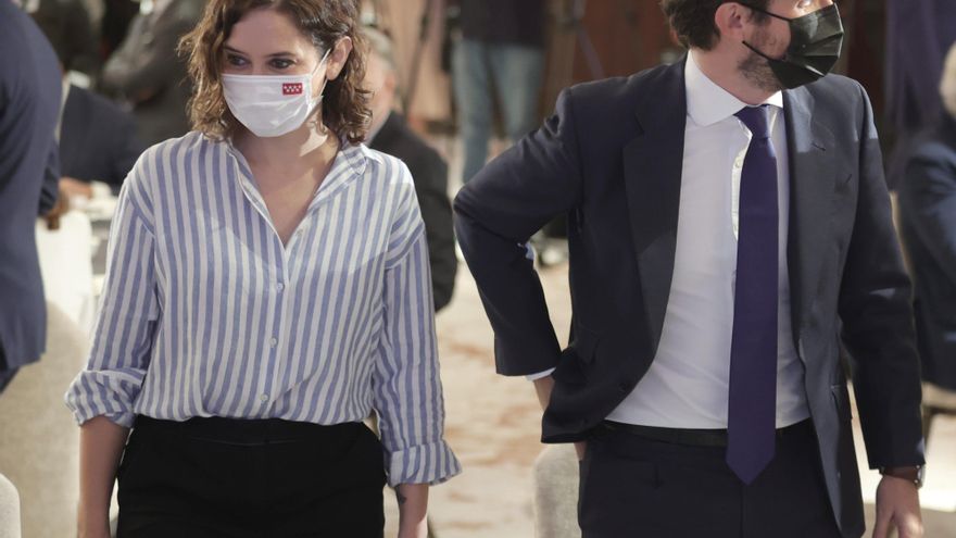 La presidenta de la Comunidad de Madrid, Isabel Díaz Ayuso, y el presidente del Partido Popular, Pablo Casado, durante un desayuno informativo del Fórum Europa. En Madrid, a 7 de septiembre de 2021.