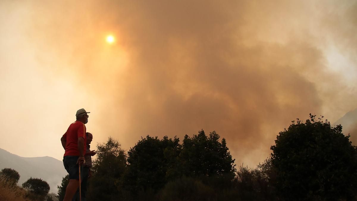 La pequeña localidad de Fasgar se encuentra amenazada por un incendio forestal.