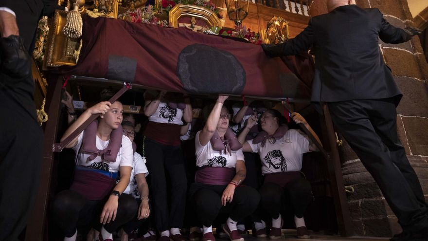 Las costaleras de la Cofradía de la Macarena y el Jesús Cautivo, esperan la bendición el obispo que da comienzo a la procesión por las calles de Santa Cruz de Tenerife