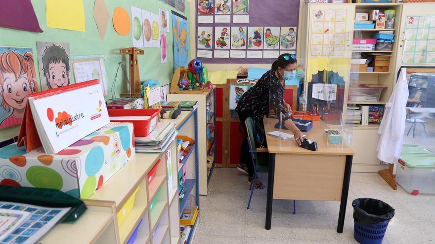 El Gobierno permitirá de forma temporal contratar a profesores como refuerzo ante la COVID-19 que no hayan cursado el máster específico