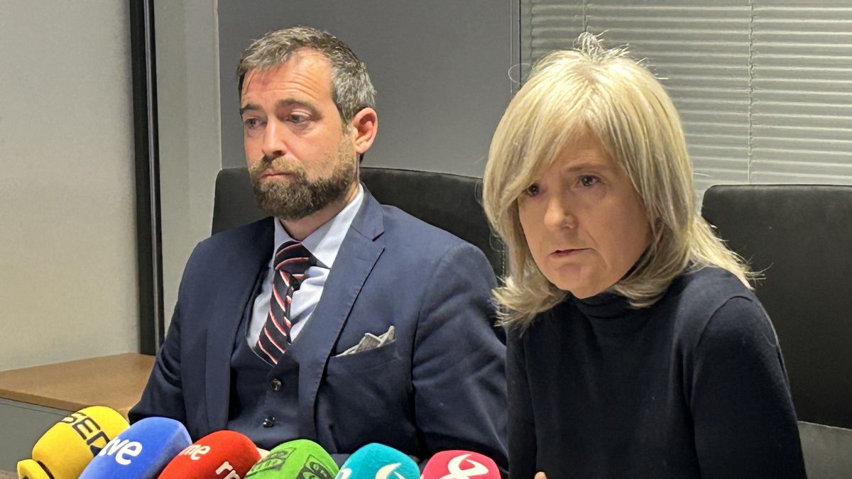 El ex director general de Turismo de Extremadura, Jesús Viñuales, junto a la consejera de Turismo, Victoria Bazaga, en una imagen del pasado enero