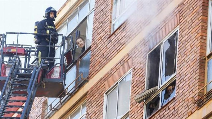 Carlos S. Campillo / ICAL Una persona resulta herida de gravedad en un incendio originado en una vivienda de la calle Suárez Ema de León.