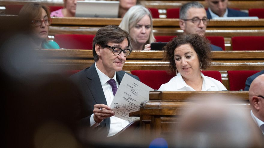 El líder del PSC, Salvador Illa y la portavoz del PSC en el Congreso, Alícia Romero, durante el Debate de Política General de la legislatura, en el Parlament de Catalunya, a 26 de septiembre de 2023, en Barcelona, Catalunya (España).