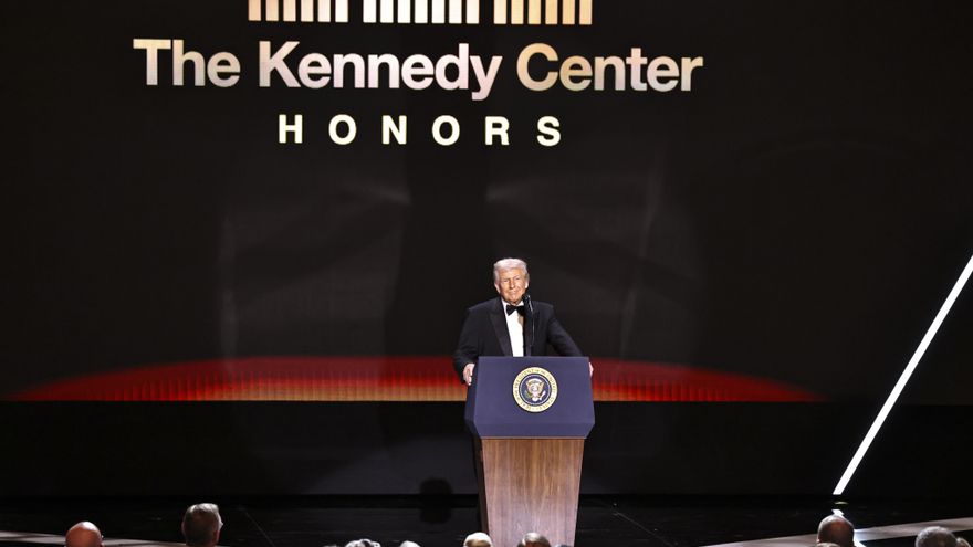 Trump Kennedy Center: el presidente de EEUU maniobra para renombrar con su apellido el centro de artes escénicas de Washington DC