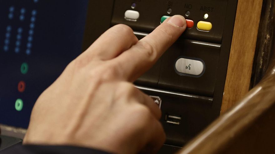 Un miembro del hemiciclo vota en una sesión plenaria en el Congreso