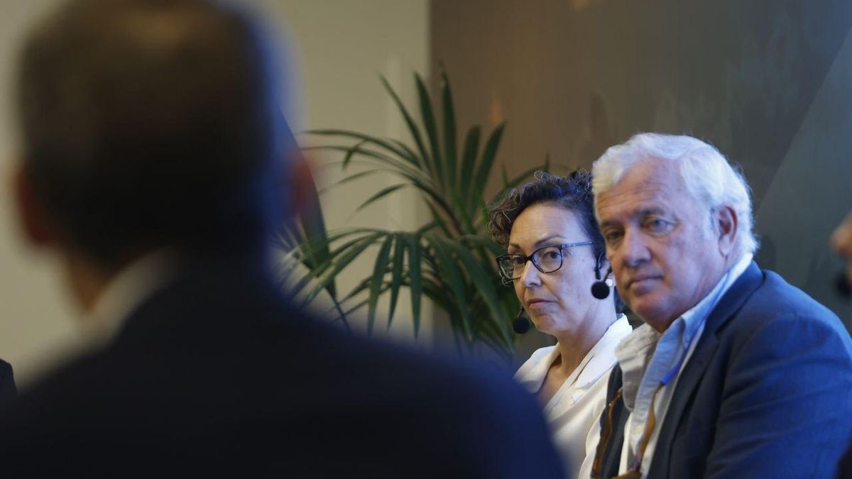 Mai Monterrubio, CEO de la firma textil MyUniform, y José Luis Roses, propietario de Bodegas J.L. Ferrer, escuchan a Toni Monjo durante su intervención