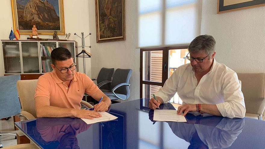 El Ayuntamiento de Puente Genil y el Salerm Puente Genil FC renuevan su convenio por valor de 66.000 euros