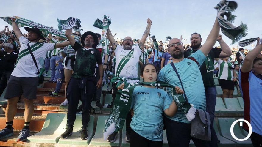 La afición cordobesista celebra el ascenso en Mérida