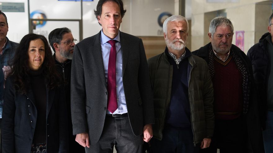 El exconsejero de Obras Públicas, Ordenación del Territorio y Urbanismo, José Luis Gochicoa, junto al director general de Obras Públicas, Manuel del Jesús.