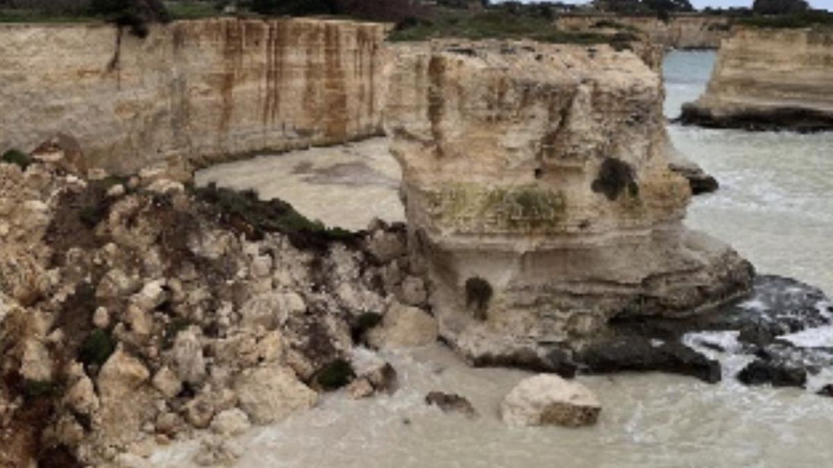 Las imágenes tomadas tras el temporal mostraron que el puente de piedra que unía las dos columnas había desaparecido por la erosión del mar