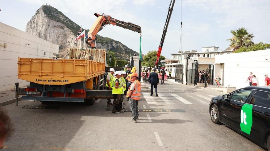 Sánchez, tras la demolición de la verja de Gibraltar: "Hoy cae el último muro de la Europa continental"