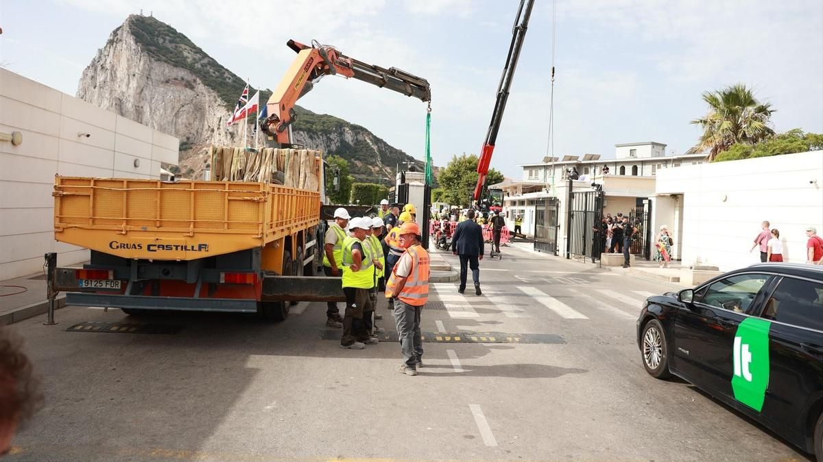 Sánchez, tras la demolición de la verja de Gibraltar: "Hoy cae el último muro de la Europa continental"