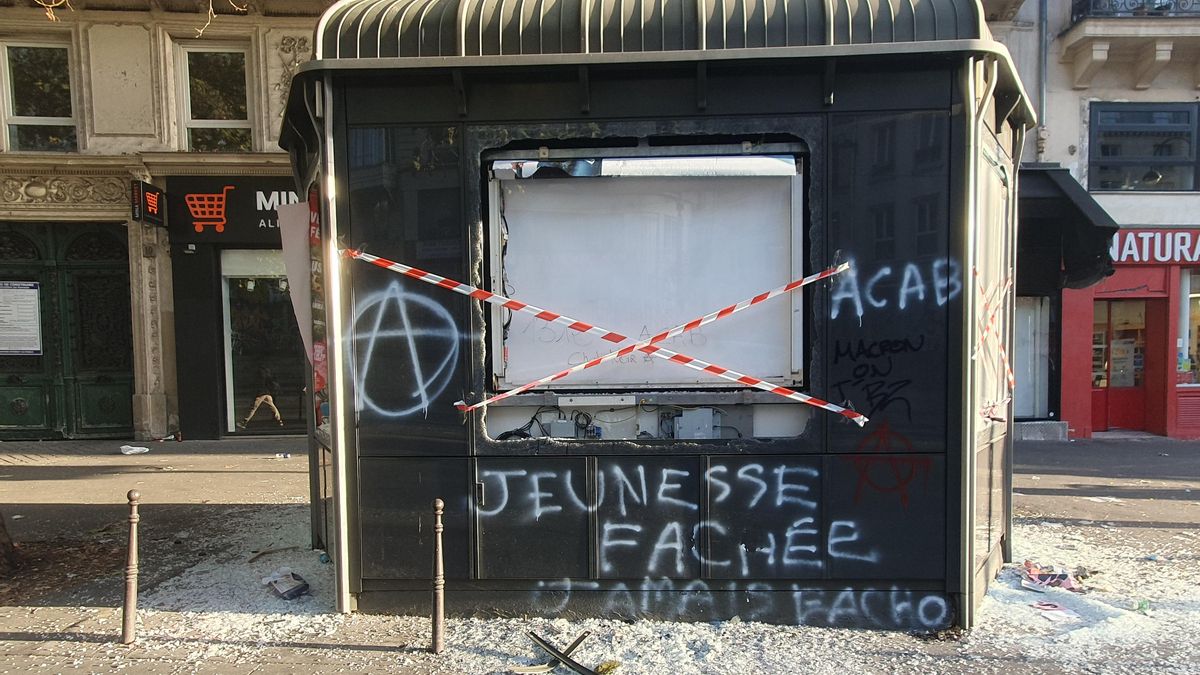 Vista de los destrozos registrados en el centro de París este domingo.