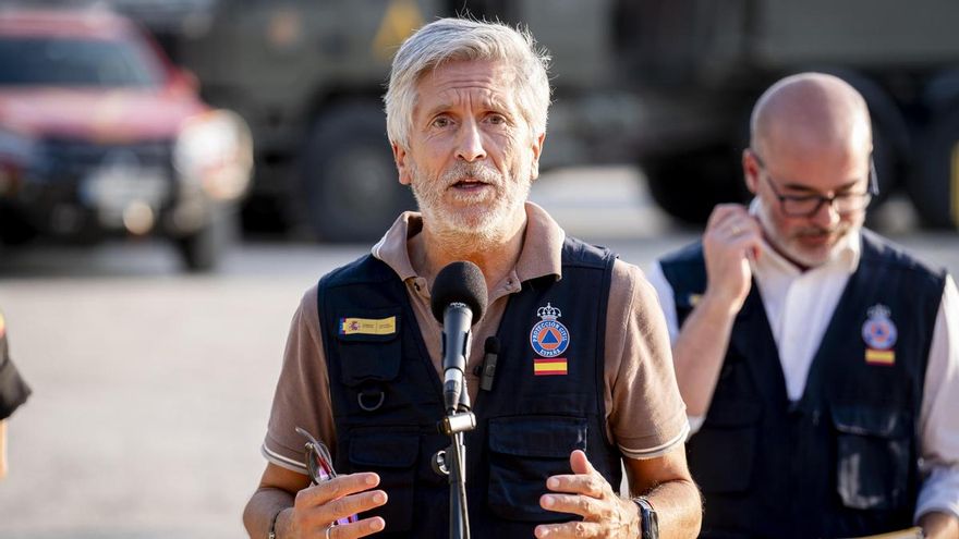 El ministro del Interior, Fernando Grande-Marlaska, atiende a los medios de comunicación tras el Comité Estatal de Coordinación y Dirección del Plan Estatal de Emergencias (CECOD), en el Puesto de Mando Avanzado (PMA), a 29 de julio de 2026, en Navalcarne