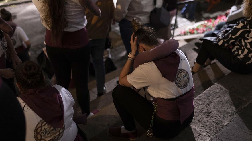 Las costaleras de la Cofradía de la Macarena y el Jesús Cautivo, a su llegada a la Iglesia de San Francisco donde salen a descansar una vez completada la mitad del recorrido de la procesión